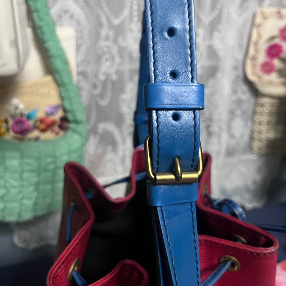 Louis Vuitton EPI Noe Red and Toledo Blue Bucket Bag - Picture 12 of 14